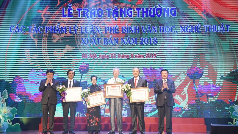 Secretary of the Communist Party of Vietnam Central Committee Nguyen Xuan Thang (right) presents four A prizes to winners. (Photo: vtc.vn) 