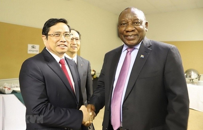 Politburo member Pham Minh Chinh (L) is greeted by ANC President and President of South Africa Cyril Ramaphosa in Pretoria. (Photo: baoquocte.vn)