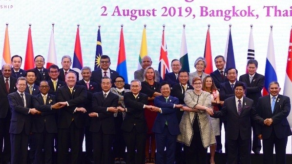 Deputy PM and FM Pham Binh Minh (in blue, first row) and delegates pose together at the 26th ASEAN Regional Forum in Bangkok on August 2. (Photo: VNA)