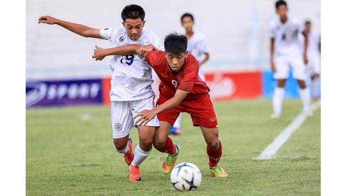 Vietnam U15s (in red) enter the semi-finals as Group A runners-up. (Photo: Vietnam Football Federation)