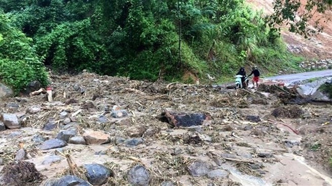 Landslide occurs in a road in Muong Lat border district of Thanh Hoa province (Photo: VNA)
