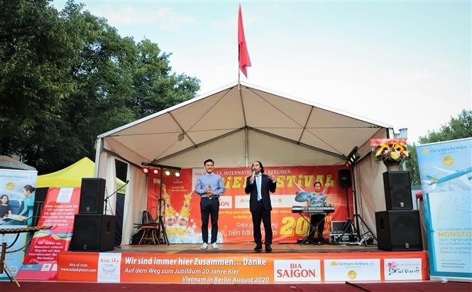 Director of Asia Sky Tours Nguyen Xuan Hung (R) speaks at the Vietnamese pavilion in the 23rd International Berlin Beer Festival. (Photo: VNA)