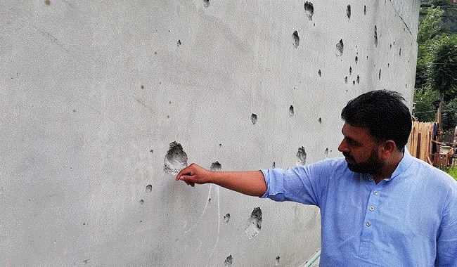 A man shows a wall of a house that was damaged by a cross border shelling, in Salkhala village, near line of control (LOC), in Neelum Valley in Kashmir, August 1, 2019. (Photo: Reuters)