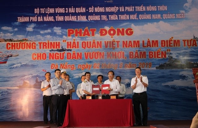 The Navy Region 3 sign a cooperation agreement with the related Departments of Agriculture and Rural Development in the central provinces and cities to support local fishermen. (Photo: NDO/Thanh Tam)