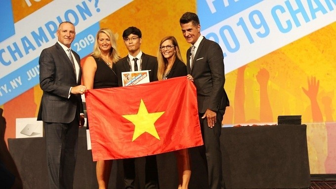 Vietnamese student Tran Hoang Anh receives the Microsoft Excel 2013 bronze medal at the 2019 MOSWC in the US. (Photo: VN+)