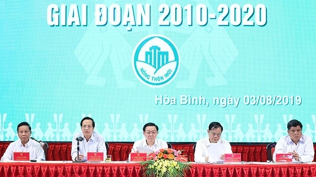 Deputy PM Vuong Dinh Hue (middle) chairs the meeting (Photo: baotainguyenmoitruong.vn)