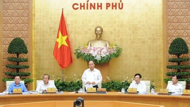 Prime Minister Nguyen Xuan Phuc (standing) speaks at the meeting. (Photo: NDO/Tran Hai)