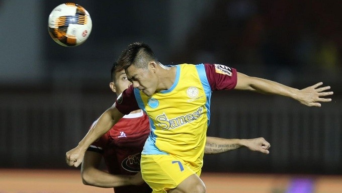 Sanna Khanh Hoa and HCM City players compete for the ball during their V.League match on August 4.