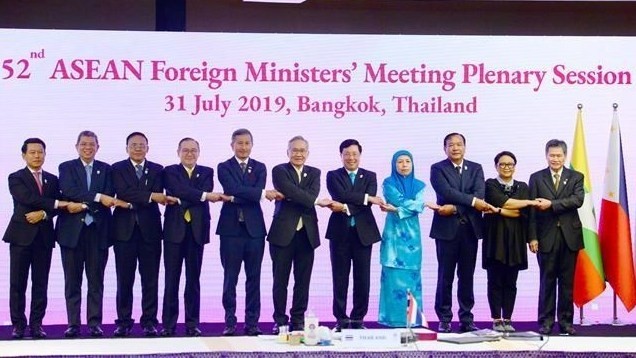 Deputy Prime Minister and Foreign Minister Pham Binh Minh (seventh from left ) and other delegates at the 52nd ASEAN Foreign Ministers’ Meeting Plenary Session  (Photo: VNA)