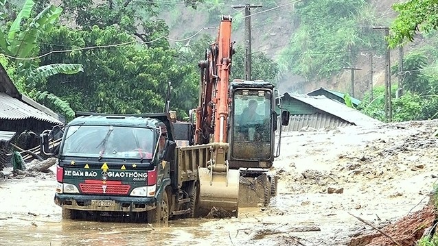 Vehicles and machinery mobilised to fix routes suffering from erosion in Muong Lat district, Thanh Hoa province. (Photo: NDO/Tuan Binh)