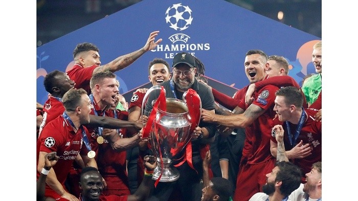FILE PHOTO: Soccer Football - Champions League Final - Tottenham Hotspur v Liverpool - Wanda Metropolitano, Madrid, Spain - June 1, 2019 Liverpool manager Juergen Klopp celebrates with the trophy and his players after winning the Champions League Final REUTERS/Carl Recine/File Photo