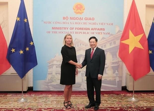 Vietnamese Deputy Prime Minister and Foreign Minister Pham Binh Minh (right) and Federica Mogherini, Vice President of the European Commission and High Representative of the European Union for Foreign Affairs and Security Policy. (Photo: VNA)