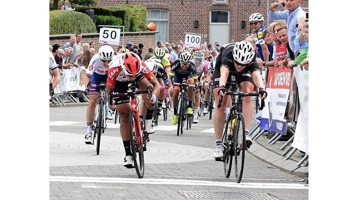Nguyen Thi That (left) sprints to the second place at the 25th Erondegemse Pijl cycling tournament. (Photo: procyclingstats.com)
