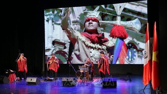 A performance by Peruvian band Apu Inka (Photo: VNA)