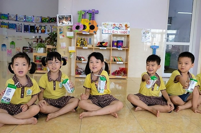 More than one million children in kindergartens and primary schools in Hanoi have joined the school milk programme. 