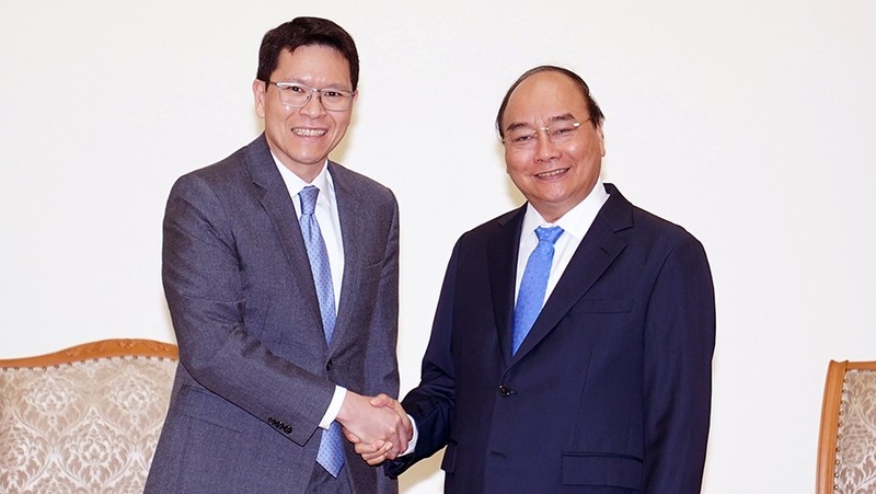 Prime Minister Nguyen Xuan Phuc and Thailand's central bank governor Veerathai Santiprabhob (Photo: Tran Hai)