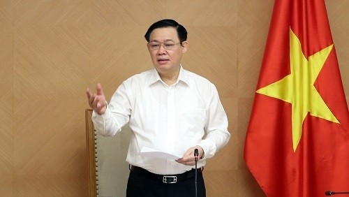 Deputy Prime Minister Vuong Dinh Hue speaks at the meeting. (Photo: VGP)