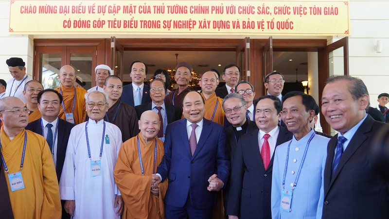 PM Nguyen Xuan Phuc (in the middle) with the delegates. (Photo: VGP)