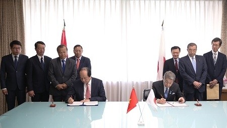 The signing ceremony between the Vietnamese Government Office and Japan’s Cabinet Office and Ministry of International Affairs and Communications (Photo: VGP)