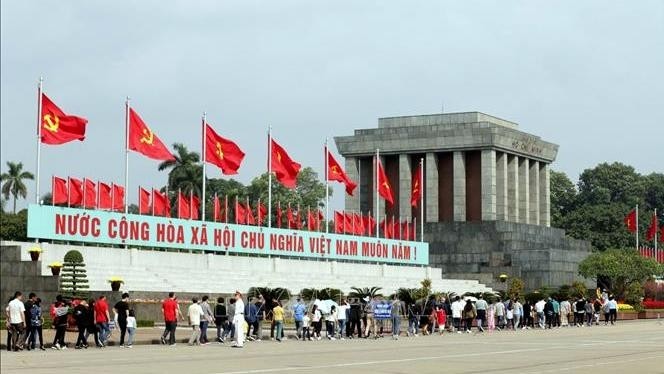 Visitors to the President Ho Chi Minh Mausoleum. (Photo: VNA)