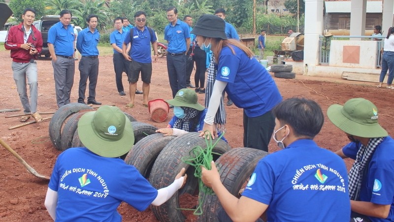 Volunteers are building a playground for children in Dak Nong province. (Photo: doanthanhnien.vn)