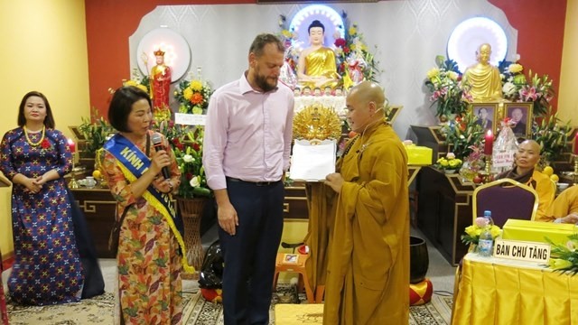 Director of Ustecky’s integration office, Jan Kubicek (L), presents a certificate from the Ustecky regional court recognising the Vietnamese Buddhist cultural centre of Most Pagoda as a provincial-level centre. (Photo: VNA)