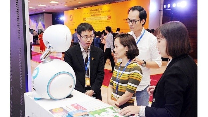 Visitors at a product display booth during the National Forum on Vietnam Technology Enterprise Development in May 2019. (Photo: Anh An)