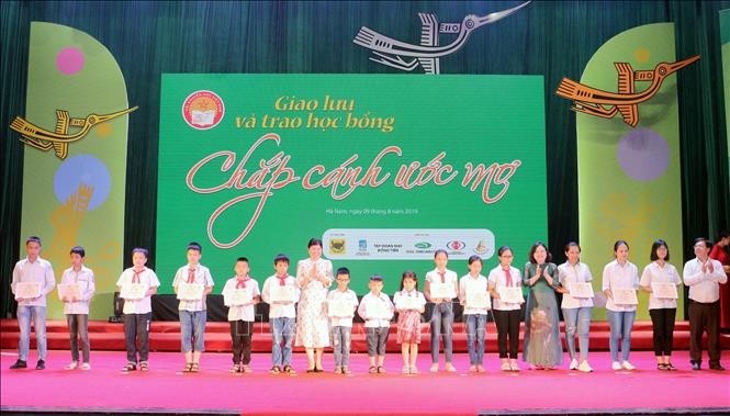 Scholarships presented to poor students with outstanding academic results in Ha Nam province (Photo: VNA)