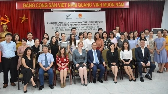 Delegates take a group photo at the opening of the course. (Photo: qdnd.vn)