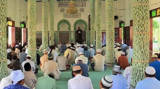 Cham Muslims perform rituals at Mubarak mosque in Chau Phong commune, Tan Chau town, An Giang province. (Photo: VNA)