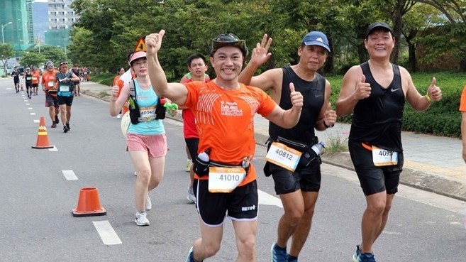 Runners compete in the 42km distance for men (Photo: VNA)