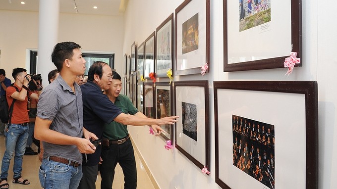The exhibition attracts a large number of visitors.
