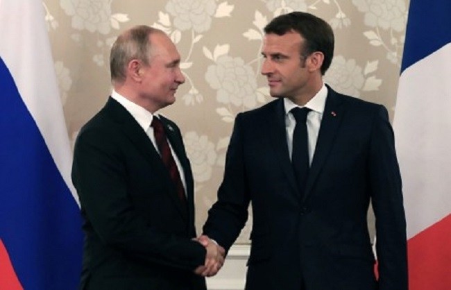 Russian President Vladimir Putin (L) and his French counterpart Emmanuel Macron. (Source: Yournews.com)