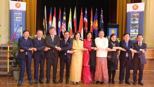The ambassadors of ASEAN countries to Australia pose for a photo at the ceremony in Canberra on August 13. (Photo: VNA)