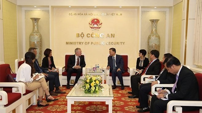 Minister of Public Security To Lam (R) receives Google Vice President for Public Policy and Government Relations for the Asia-Pacific Ted Osius. (Photo: cand.com.vn)