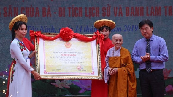 A representative from the Ministry of Culture, Sports and Tourism presents a certificate recognising Linh Son Holy Mother worship ceremony as a national intangible cultural heritage. (Photo: tuoitre)