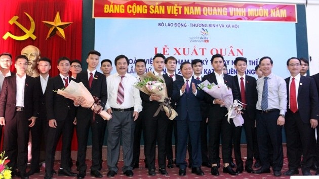 Delegates join a group photo with the contestants at the send-off ceremony held in Hanoi on August 14. (Photo: giaoducthoidai.vn)