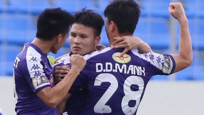 Quang Hai (C) celebrates with teammates after opening the scoring for Hanoi FC. (Photo: VPF)