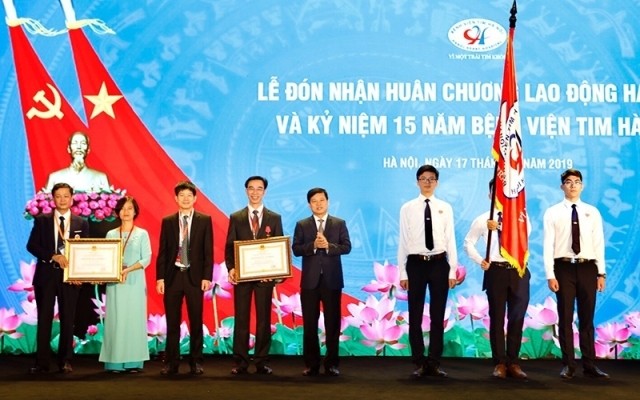 Hanoi Heart Hospital receives the third-class Labour Order at the event, marking a new milestone on its 15th anniversary. (Photo: NDO/Minh Hoang)