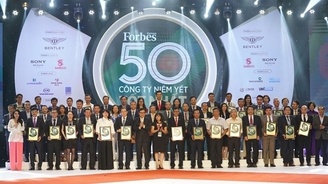 Representatives from Vietnam’s 50 best listed companies in 2019 pose for a photo. (Photo: VNA)