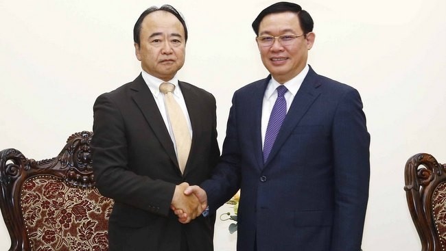 Deputy PM Vuong Dinh Hue (R) and Kenji Kawahara, President and CEO of the AEON Financial Services Co., Ltd. (Photo: VNA)