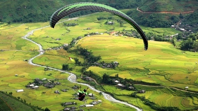 A paraglider shows off his skills from the Khau Pha mountain pass (Photo:VNA)