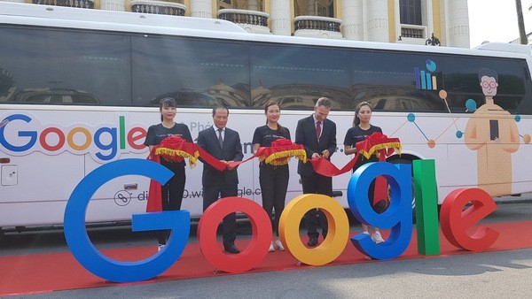 Delegates cut the ribbon to launch the Digital Bus. (Photo: cafebiz.vn)