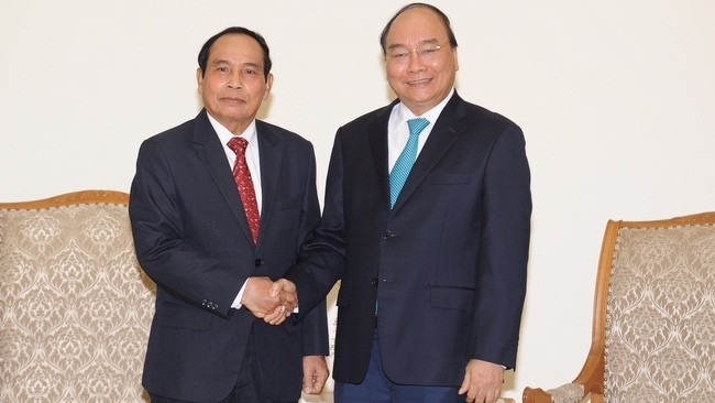 PM Nguyen Xuan Phuc (right) and Lao Deputy PM Bounthong Chitmany (Photo: NDO/Tran Hai)