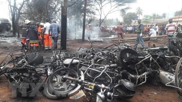 Fuel tanker explosion scene in Morogoro, Tanzania (Photo: Xinhua/VNA)