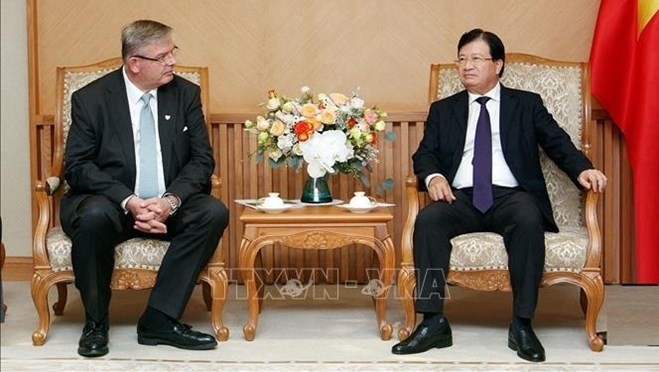 Deputy Prime Minister Trinh Dinh Dung (R) and General Director of Norway’s Scatec Solar company Raymond Carlsen (Photo: VNA)