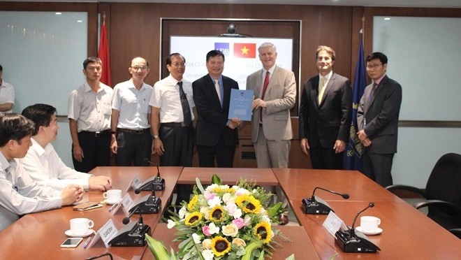 Country Director for ADB in Vietnam Eric Sidgwick (centre, right) signs a loan agreement with Nguyen Dung (centre, left), Vice Chairman of the Thua Thien-Hue People's Committee, on August 15 (Photo: ADB)  