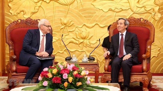 Politburo member Nguyen Van Binh (R) receives CEO of the International Finance Corporation (IFC) Philippe Le Houérou. (Photo: VNA)