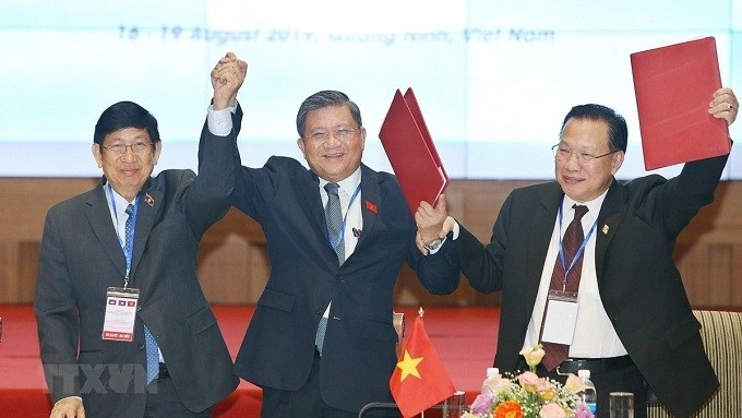 Head of the Lao National Assembly's external relations committee Eksavang Vongvichit (L), head of the Vietnamese National Assembly's external relations committee Nguyen Van Giau (C), and head of the committee for external relations, international cooperation, information and communications of the Cambodian parliament Chheang Vun. (Photo: VNA)
