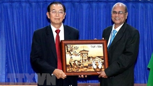 President of the Vietnam-India Friendship Association’s HCM City chapter Huynh Thanh Lap (L) presents a gift to AIPSO Secretary-General Sri Pallab Sengupta. (Photo: VNA)